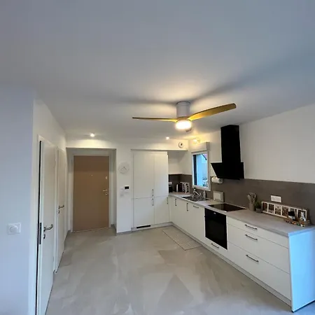 Appartamento Proche De La Frontière Et Outlet Shopping Avec Wifi, Jardin, Parking *